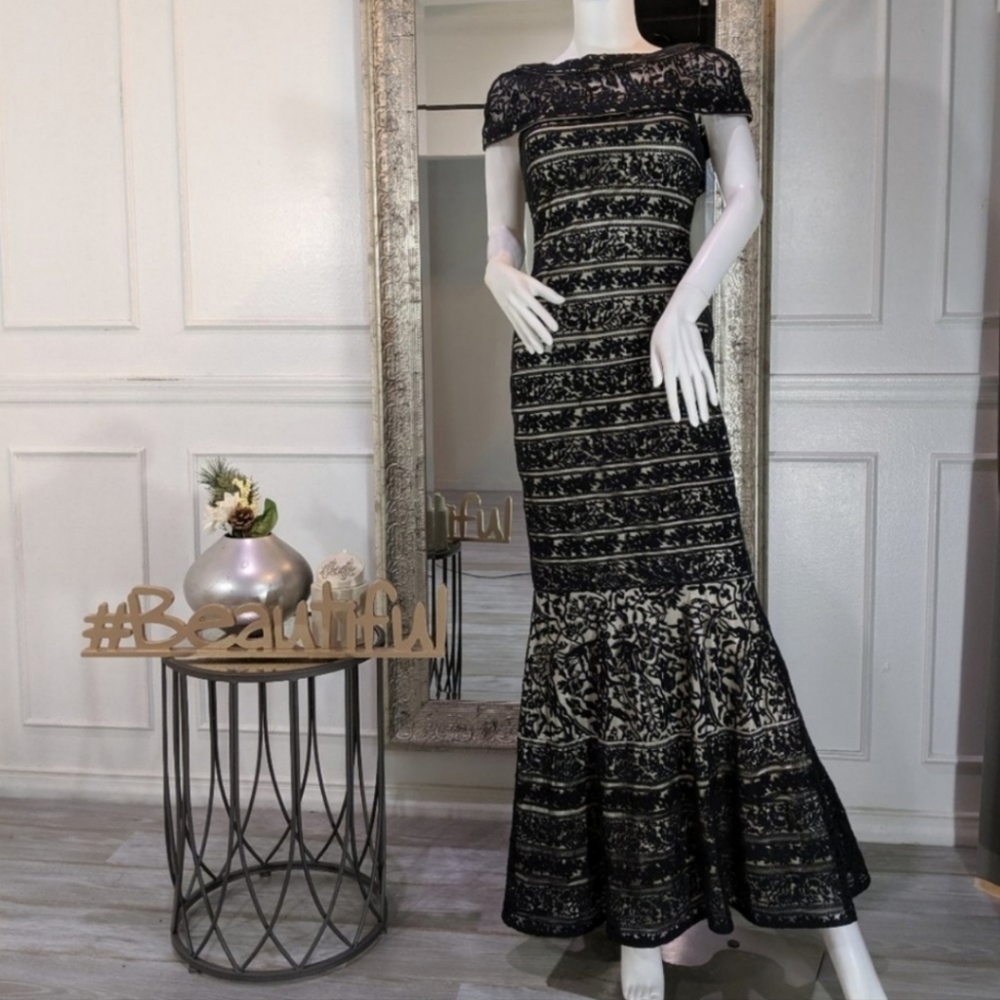 JOVANI Black Lace Body Fitting Maxi Formal Gown Size 4